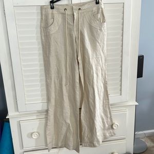 Candies lightweight wide legged summer slacks. Detail on pocket. Cream Sz 3